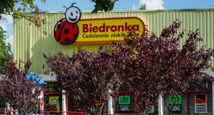 Szyld na budynku sklepu Biedronka / Foto: DDB