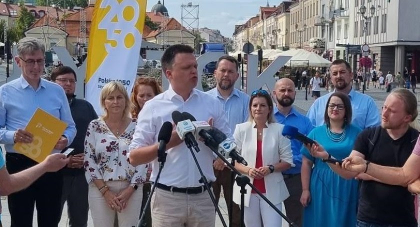 Zdjęcie Szymona Hołowni i kandydatów do Sejmu Trzeciej Drogi/ Polska 2050