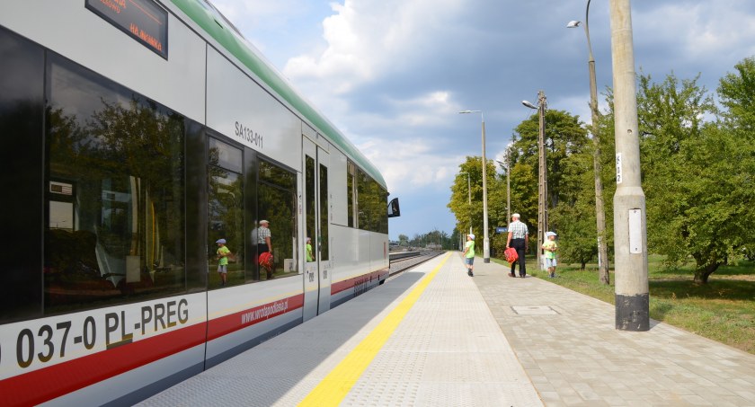 Zdjęcie pociągu na peronie/ PKP PLK