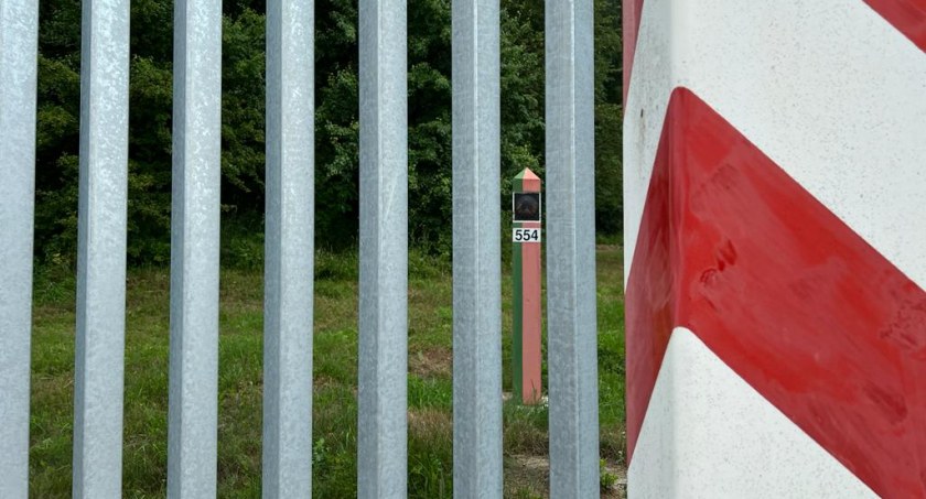 Zdjęcie słupków granicznych i zapory na granicy polsko - białoruskiej/ Straż Graniczna