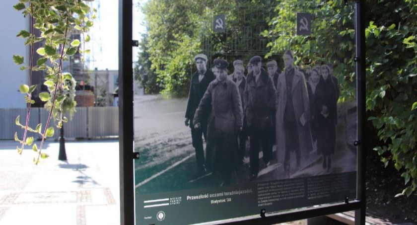 Zdjęcie wystawy plenerowej pokazującej historię Białegostoku na początku wojny/ Muzeum Pamięci Sybiru