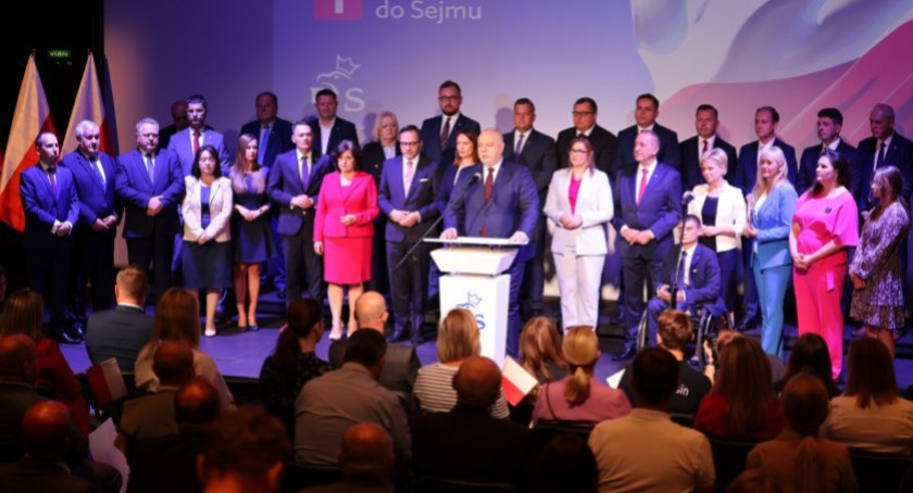 Zdjęcie kandydatów do Sejmu z listy PiS/ Twitter.com Jacek Sasin