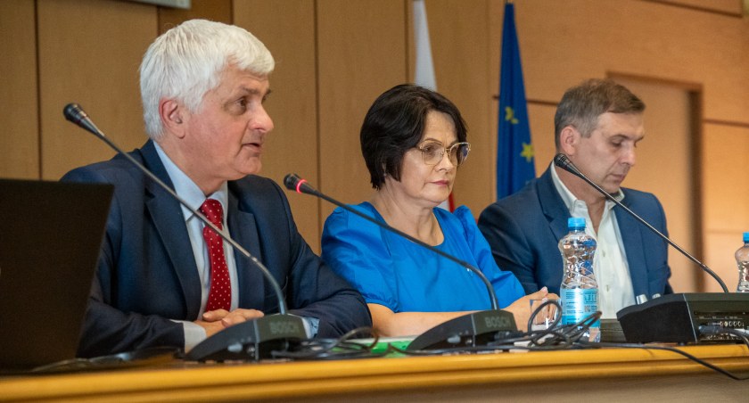Zdjęcie wojewody podlaskiego i wojewódzkiej konserwator zabytków w sali konferencyjnej urzędu wojewódzkiego/ PUW