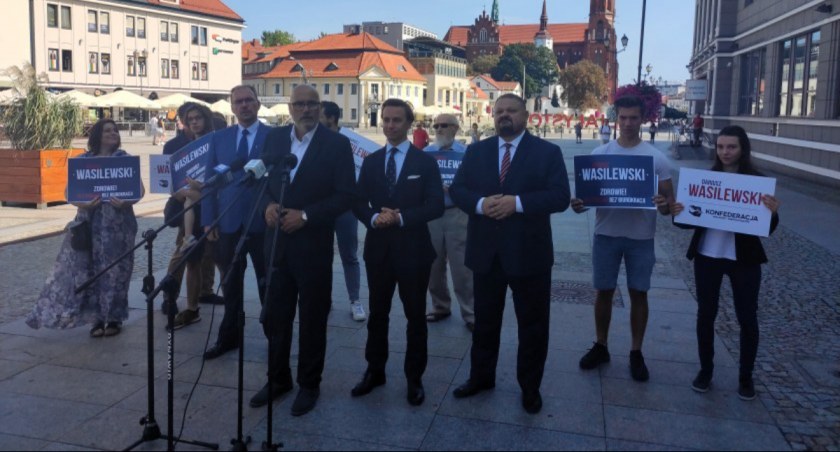 Zdjęcie z briefingu prasowego Konfederacji na Rynku Kościuszki w Białymstoku / Foto: Piotr Walczak
