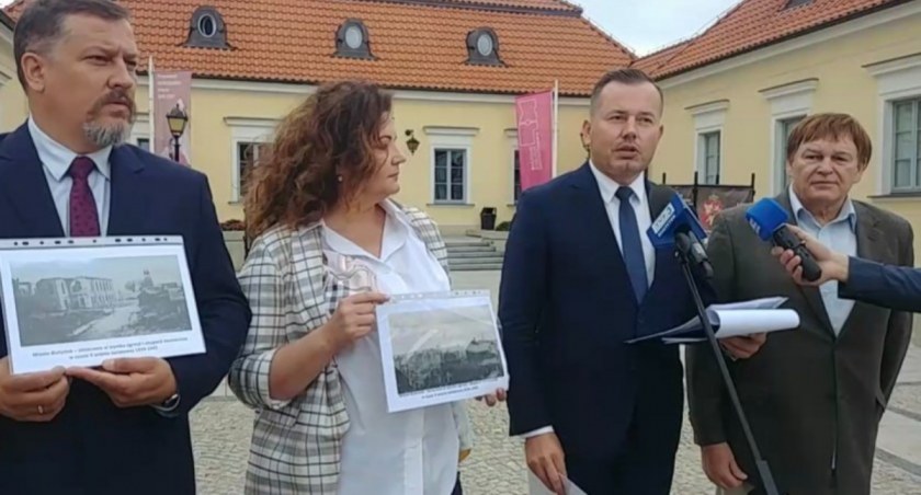 Zdjęcie z briefingu prasowego radnych PiS