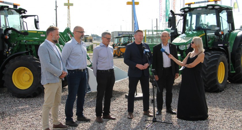 Zdjęcie z konferencji prasowej przedstawicieli Powiatu Białostockiego i sprzętu do zimowego oczyszczania/ powiatbialostocki.pl 