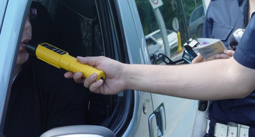 Zdjęcie policjanta sprawdzającego trzeźwość kierowcy/ podlaska.policja.gov.pl