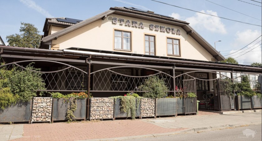 Zdjęcie wejścia do kawiarni Stara Szkoła w Sokółce/ podlaskie.eu