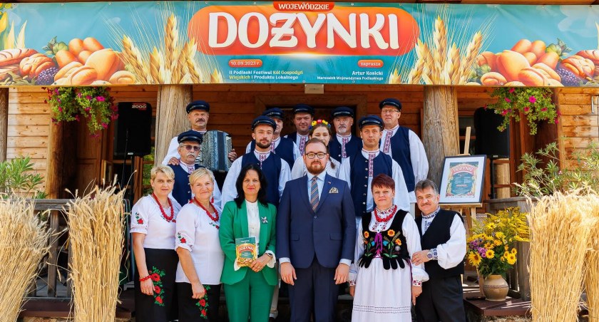 Zdjęcie przed Muzeum Kultury Ludowej/ podlaskie.eu