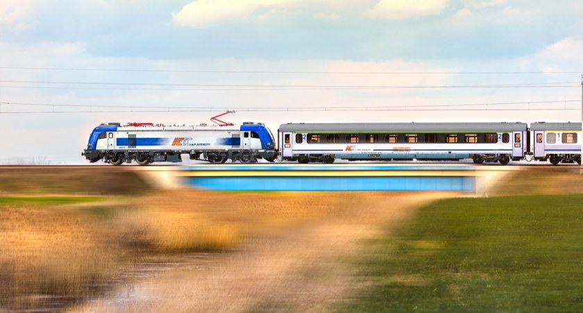 Zdjęcie pociągu jadącego po torach/ PKP Intercity