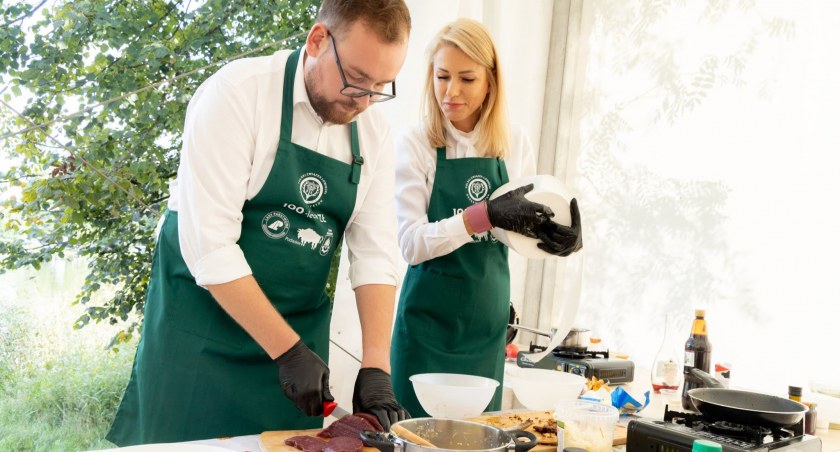 Zdjęcie wicemarszałka Sebastiana Łukaszewicza podczas przygotowywania potrawy/ podlaskie.eu