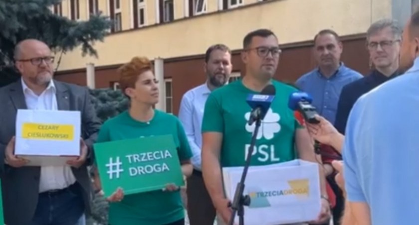 Przedstawiciele Trzeciej Drogi przed Podlaskim Urzędem Wojewódzkim