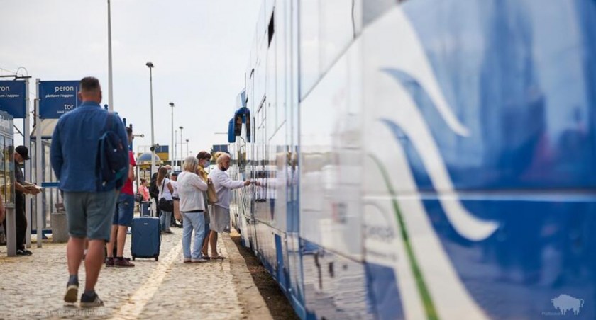 Zdjęcie podróżnych wsiadających do pociągu/ podlaskie.eu