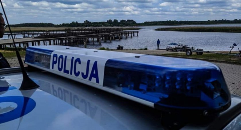 Zdjęcie policyjnego patrolu na plaży/ podlaska.policja.gov.pl