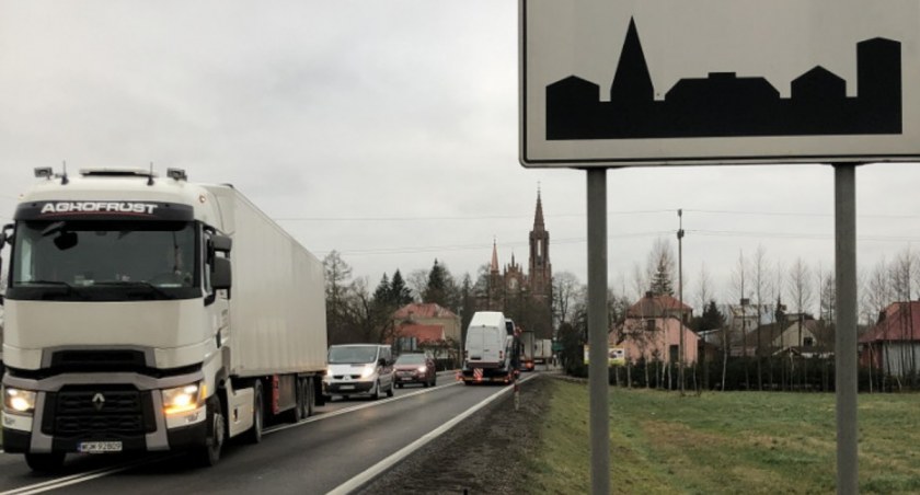 Zdjęcie samochodów na szosie przed wjazdem do Sztabina/ GDDKiA