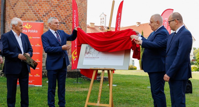 Zdjęcie z uroczystości publikacji kartki pocztowej z wizerunkiem supraskiego monastyru/ podlaskie.eu