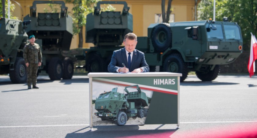 Zdjęcie ministra Mariusza Błaszczaka z momentu podpisania umowy na zakup wyrzutni HIMARS/ MON
