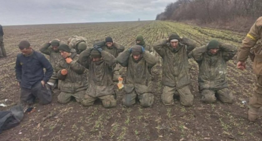 Zdjęcie poddających się żołnierzy rosyjskich na Ukrainie/ Twitter.com Ukrinform