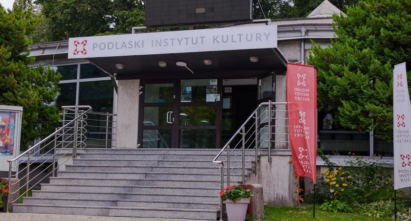 Zdjęcie wejścia do budynku spodków PIK/ podlaskie.eu