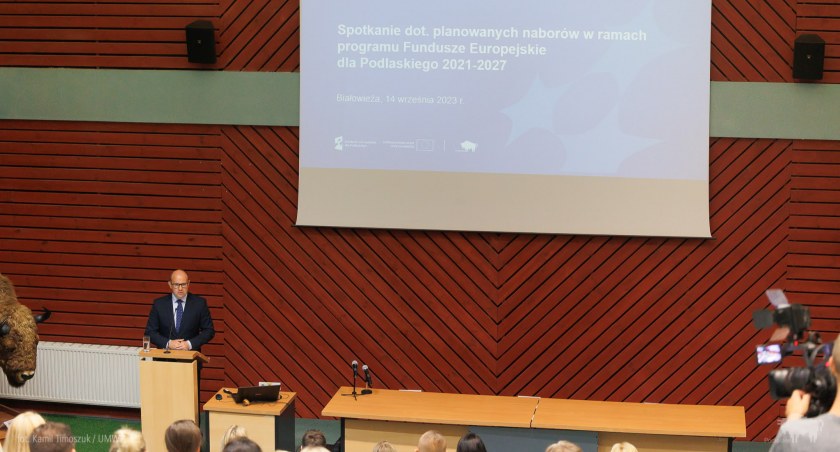 Zdjęcie marszałka województwa podlaskiego przedstawiającego w Białowieży informacje o funduszach unijnych dla naszego regionu/ podlaskie.eu