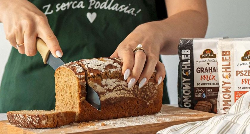 Zdjęcie kobiety krojącej chleb