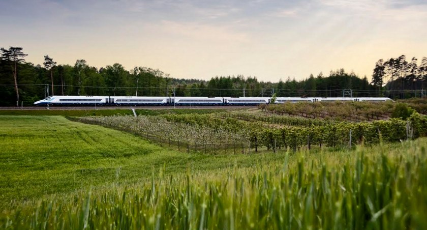 Zdjęcie pociągu jadącego po torach/ PKP Intercity