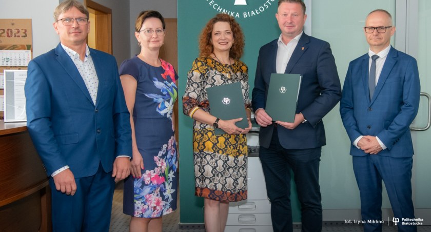 Zdjęcie przedstawicieli PB oraz PUP i Starostwa Powiatowego po podpisaniu umowy współpracy/ Politechnika Białostocka Iryna Mikhno