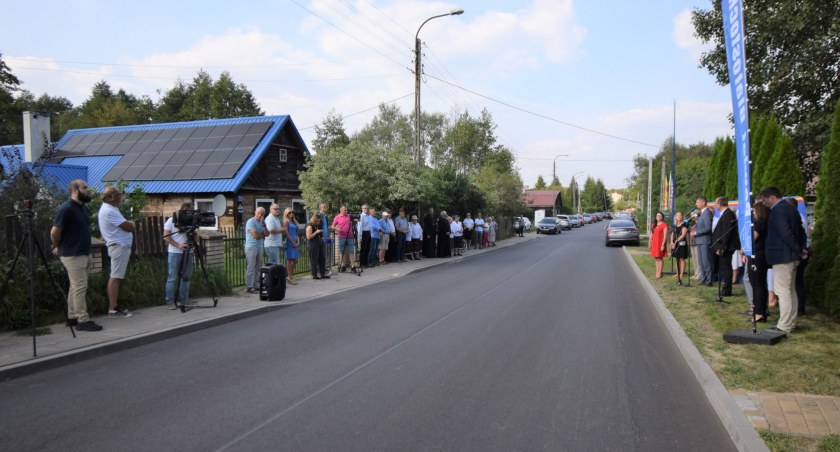 Zdjęcie mieszkańców Dąbrówek podczas uroczystości otwarcia nowej drogi/ powiatbialostocki.pl