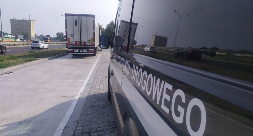 Zdjęcie zatrzymanej ciężarówki i pojazdu WITD/ WITD