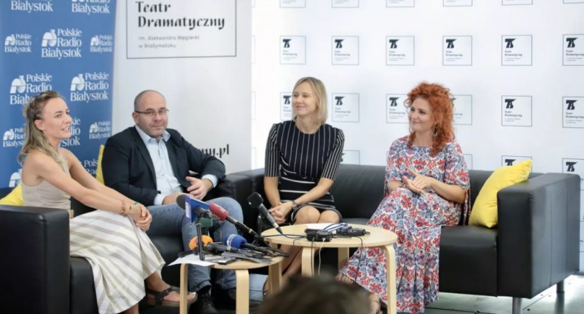 Zdjęcie dyrekcji i aktorów Teatru Dramatycznego w Białymstoku/ dramatyczny.pl