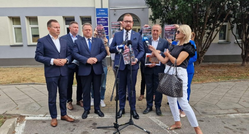 Zdjęcie z konferencji polityków PiS pod siedzibą Platformy Obywatelskiej w sprawie nielegalnych migrantów/ Twitter.com Sebastian Łukaszewicz