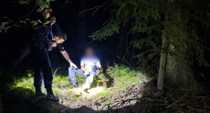 Zdjęcie policjantów ze znalezionym w lesie mężczyzną/ podlaskie.eu