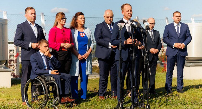Zdjęcie polityków Prawa i Sprawiedliwości na konferencji poświęconej inwestycjom w województwie podlaskim/ podlaskie.eu