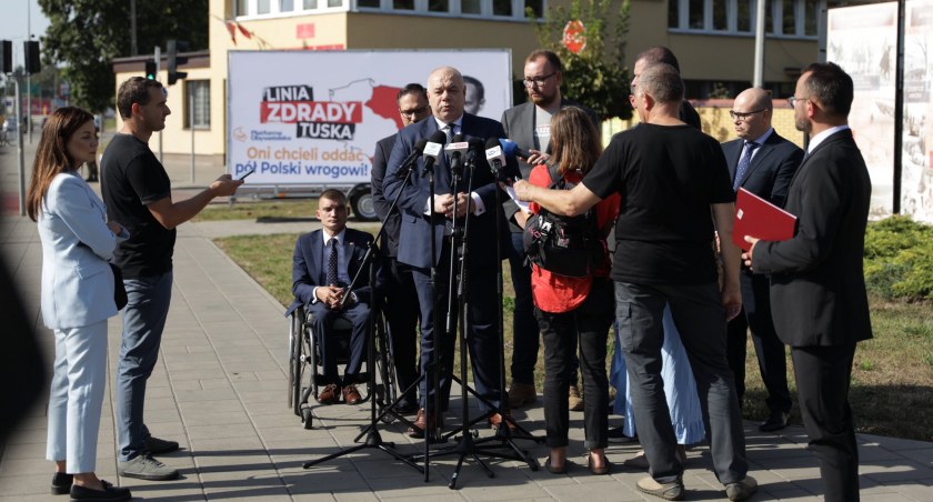 Zdjęcie polityków Prawa i Sprawiedliwości z konferencji prasowej poświęconej odbudowie bezpieczeństwa Polski Wschodniej/ Twitter.com Artur Kosicki
