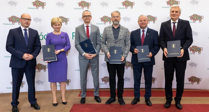 Zdjęcie przedstawicieli władz samorządowych i uczelni/ podlaskie.eu