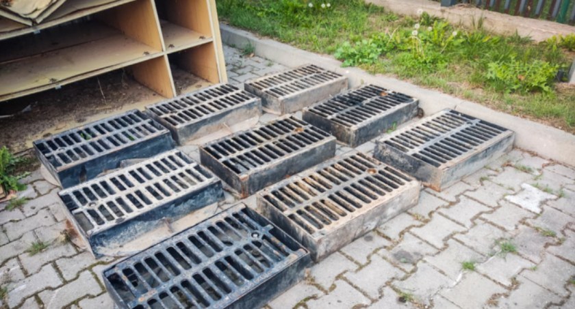 Zdjęcie odzyskanych z kradzieży kratek ściekowych/ podlaska.policja.gov.pl