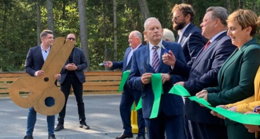 Happening Adriana Stankiewicza podczas uroczystego otwierania ścieżki rowerowej