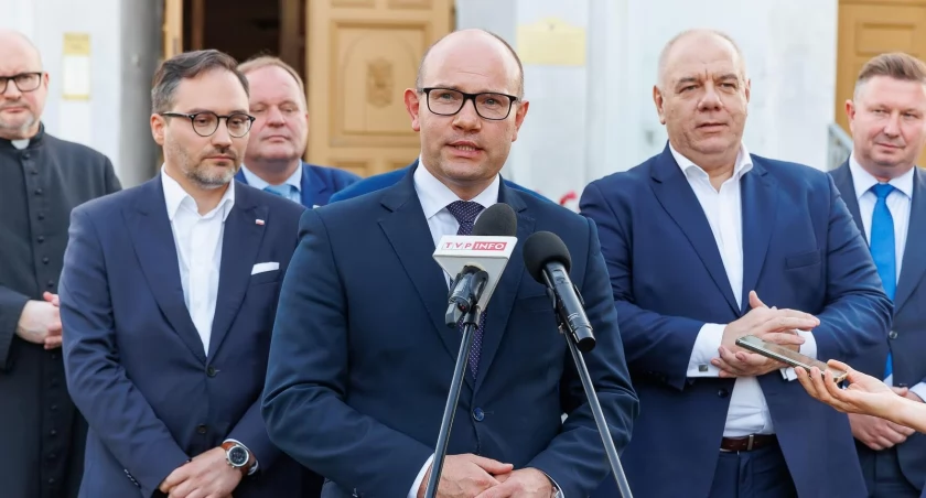 Zdjęcie przedstawicieli rządu i samorządów na konferencji prasowej poświęconej pomocy rządu na ratowanie zabytków/ podlaskie.eu