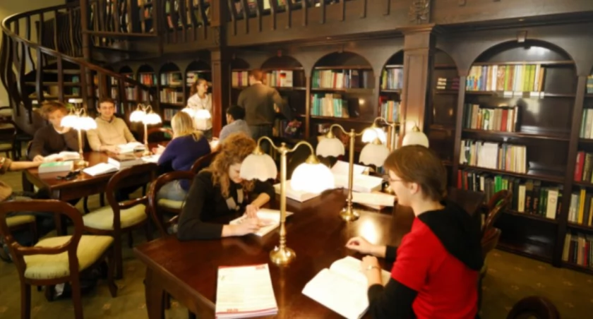 Studenci w bibliotece UMB / Foto: UMB