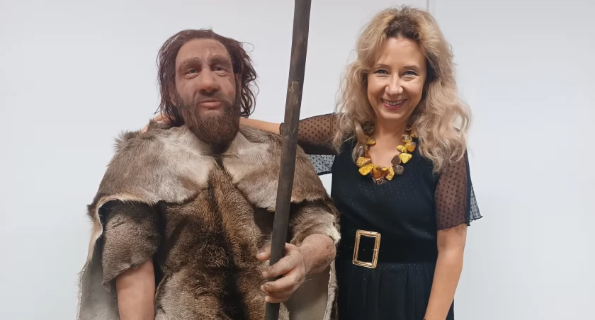 Zdjęcie dr. Anny Matwiejuk i zrekonstruowanej postaci neandertalczyka/ UwB