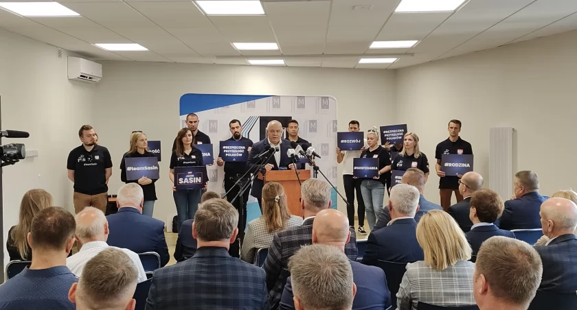 Zdjęcie ministra aktywów państwowych Jacka Sasina w Mońkach w Mediatece/ DDB