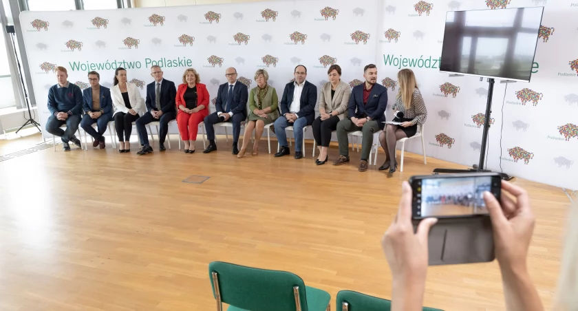 Zdjęcie przedstawicieli władz i instytucji województwa podlaskiego zachęcających do udziału w wyborach i w referendum/ podlaskie.eu