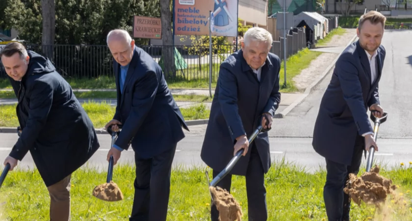 Zdjęcie polityków Koalicji Obywatelskiej wbijających łopaty pod budowę drogi/ podlaskie.eu