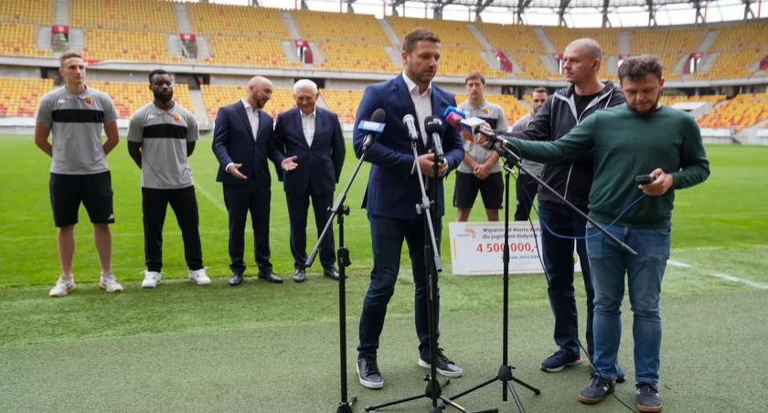 Zdjęcie piłkarzy na stadionie miejskim podczas konferencji prasowej/ bialystok.pl