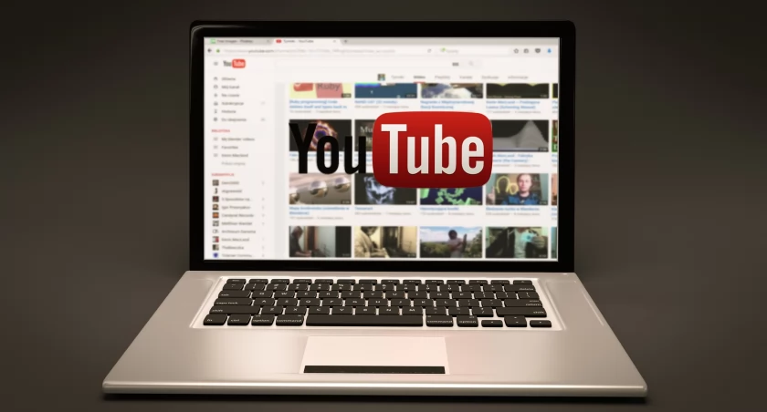 Zdjęcie laptopa z otwartą stroną Youtube/ Pixabay.com