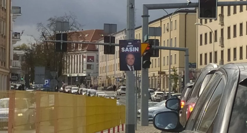 Zdjęcie banneru Jacka Sasina na ulicy w Białymstoku/ Facebook.com Krzysztof Truskolaski - Poseł na Sejm RP