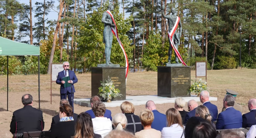 Zdjęcie pomnika twórców Kanału Augustowskiego/ podlaskie.eu