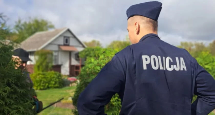 Zdjęcie policjanta rozmawiającego z działkowcem/ podlaska.policja.gov.pl