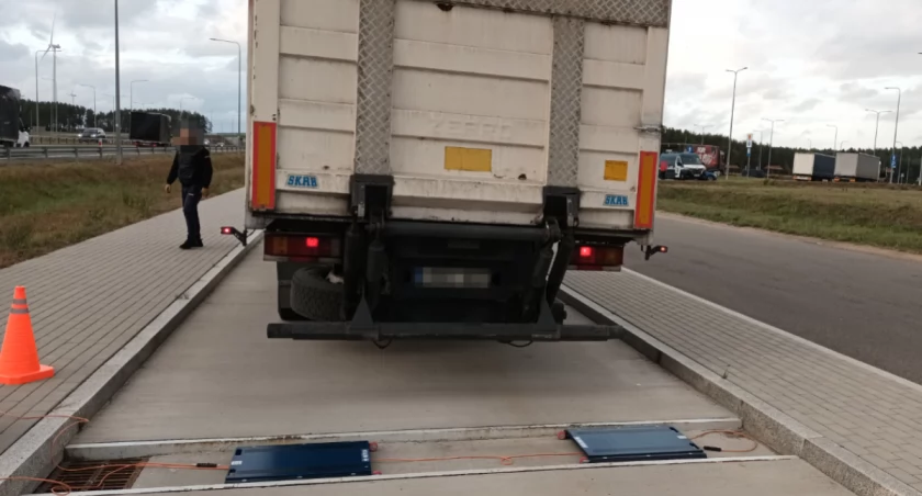 Zdjęcie ciężarówki i wagi do ważenia ciężarówki/ WITD