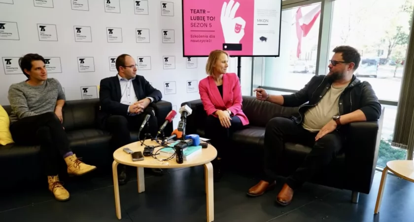 Zdjęcie z konferencji prasowej poświęconej projektowi „Teatr – Lubię to!”